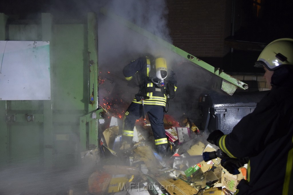 Feuer Papp Presscontainer Koeln Hoehenberg Bochumerstr P304.JPG - Miklos Laubert